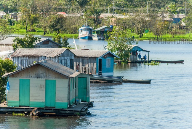 Floating houses in the banks of the Negro River near the Port of Cacau Pirêra in Amazon LOCAL: Iranduba, Amazonas, Brasil DATE: 03/2009 ©Palê Zuppani